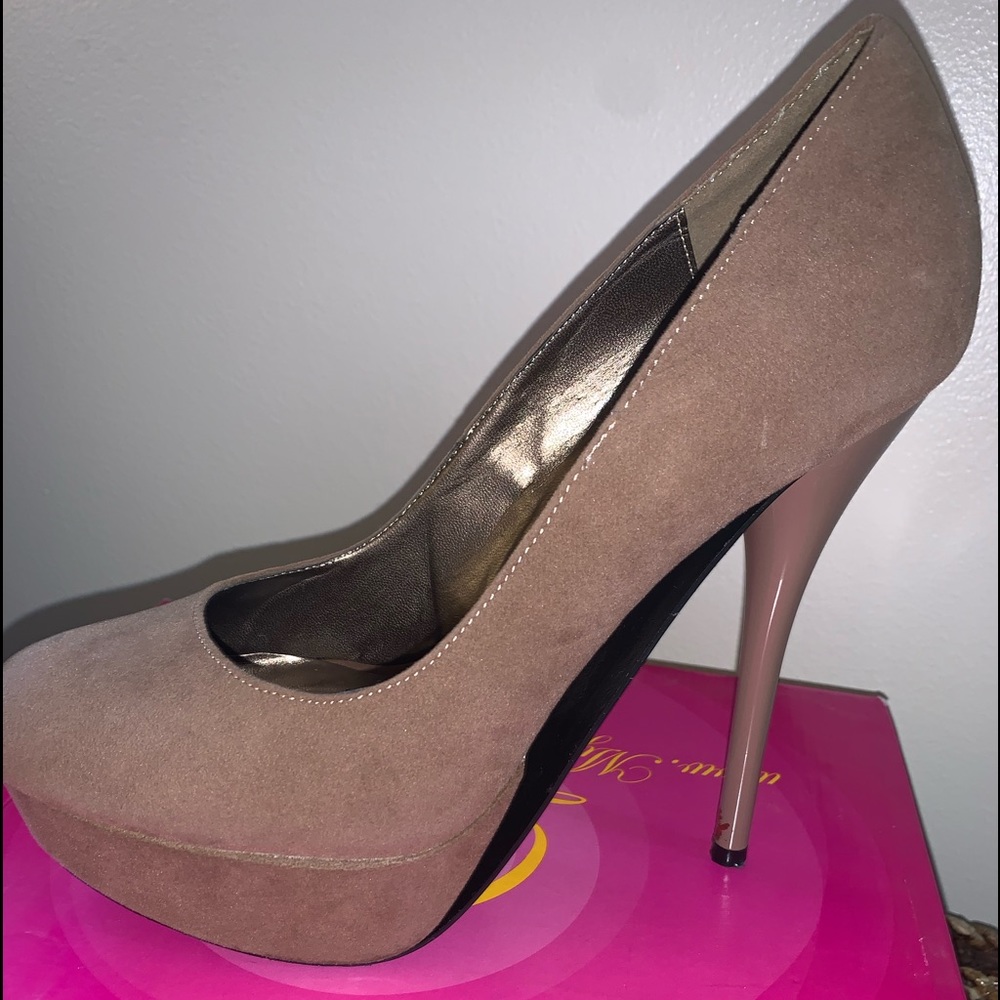 Very cute brown/taupe pump